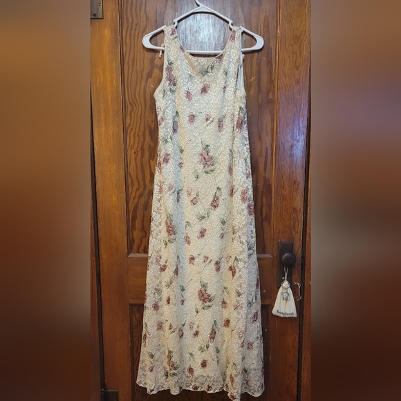 Lacey cream dress with rose design - Picture 1 of 2